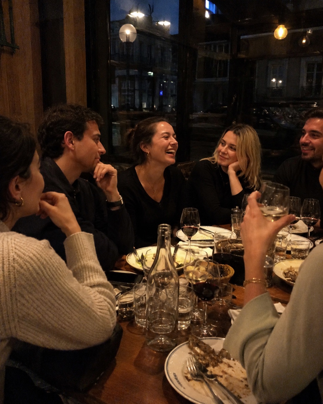 Entrepreneurs qui rient autour d’un dîner Linkeat à Paris